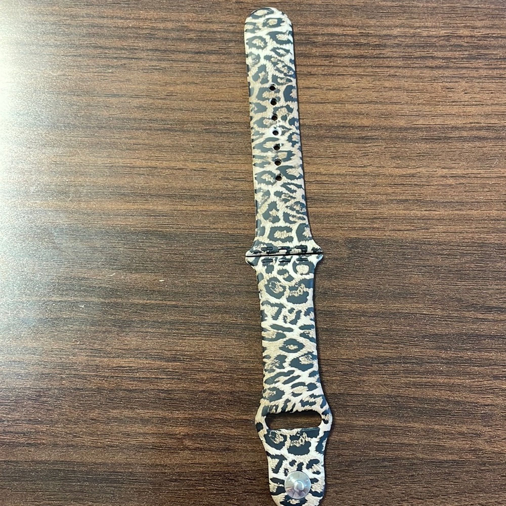 Beautiful leopard Iwatch band, fits size 30 face.